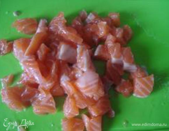 Приготовление начинки:
Филе красной рыбы мелко порезать.