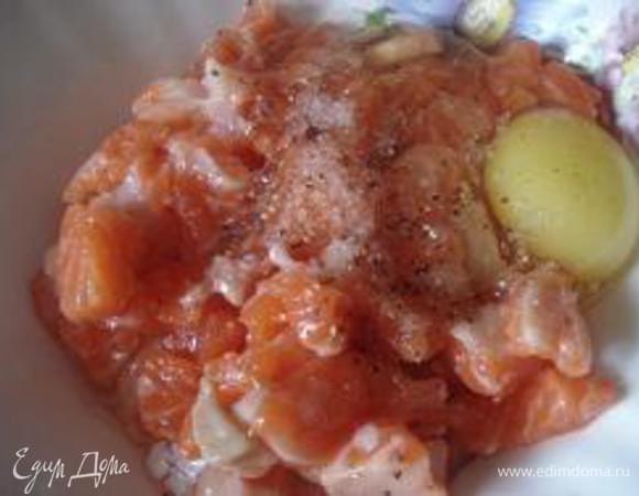 Посолить, поперчить. Вбить 1 яйцо, перемешать и поставить в холод на 1 час.