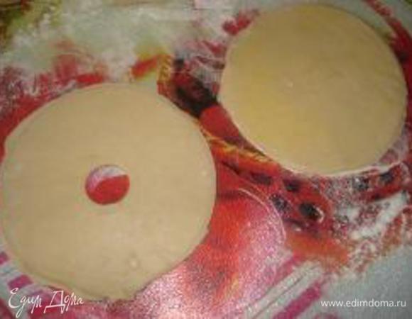 Филе белой рыбы нарезать квадратами (8 шт), сбрызнуть лимонным соком, поперчить и оставить на 30 минут. Затем слить лишнюю жидкость и промокнуть салфеткой. Луковицу мелко порезать. В блендер положить измельченный лук, кусочки красной рыбы в яйце, сметану и взбить до однородной массы.
Тесто разделить на 8 частей. Из каждой части раскатать и вырезать кружки одинакового размера. В четырех кружках посередине вырезать по маленькому кружку.