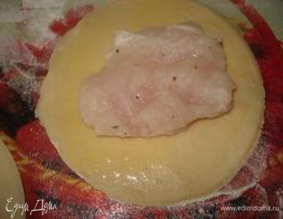 На один кружок без отверстия положить кусок белой рыбы.