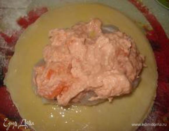 На нее выложить фарш из форели и накрыть еще одним куском белой рыбы