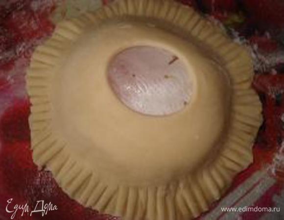 Края теста смазать взбитым желтком и накрыть кружком с отверстием.