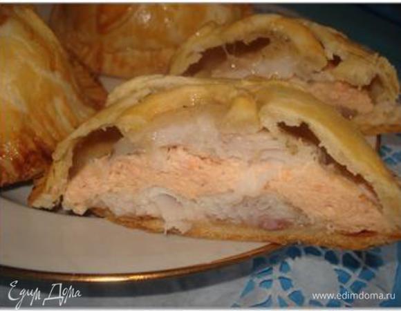 Выпекать в предварительно разогретой до 180 градусов духовке 40 минут.

***У меня остался фарш из красной рыбы и я сделала пирожки в слоеном тесте.