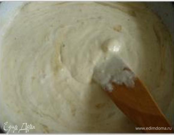 Форму объемом 1,5-2 литра смазать жиром. На дно выложить слоями картофель, шпинат, снова картофель, рыбу и помидоры. Каждый слой посолить, поперчить и полить соусом. Посыпать сыром.