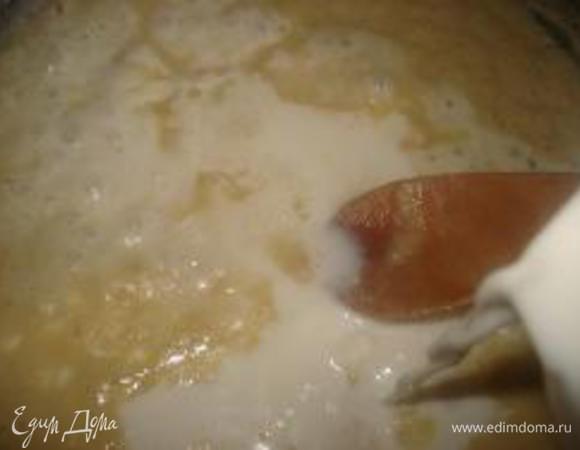 Влить, помешивая, молоко и сливки и кипятить около 5 минут.