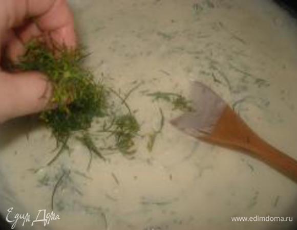 Укроп мелко порубить и добавить в соус.