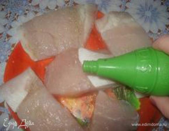 Посолить, поперчить и оставить в теплом месте, чтобы соус не остывал.
Креветки, кальмары и рыбу промокнуть салфеткой, чтобы убрать лишнюю влагу. Рыбу нарезать на порционные куски, поперчить и сбрызнуть лимонным соком.