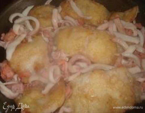 В тарелку насыпать 4 ст.л. муки и обвалять в ней рыбу. Обжарить рыбу с двух сторон до золотистого цвета. Кальмары порезать соломкой и добавить к рыбе вместе с креветками, еще обжарить все минут 5, аккуратно переворачивая.