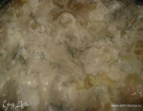 Из картошки слить воду и выложить в укропный соус.