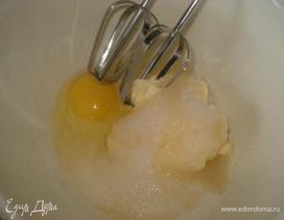 Муку просеять с разрыхлителем.
Яйцо взбить с сахаром и маслом до белой пышной массы