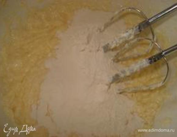 Смешать муку с яично-масляной смесью. Добавить кокосовую стружку и молоко