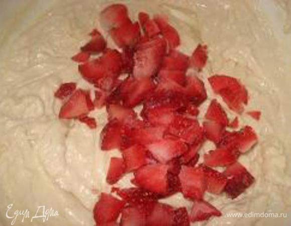 Все хорошо перемешать и добавить клубнику