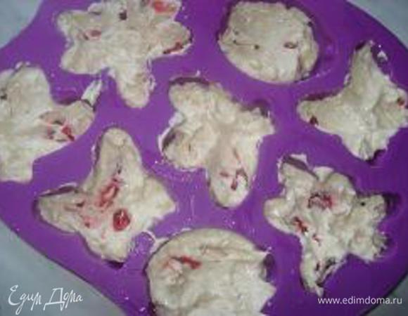 Тесто вылить в форму или формочки для кексов