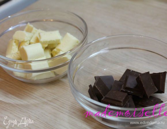 Необходимо разломать шоколад в отдельные миски, добавить по 20 г в каждую миску сливок и растопить на водяной бане или в микроволновой печи.