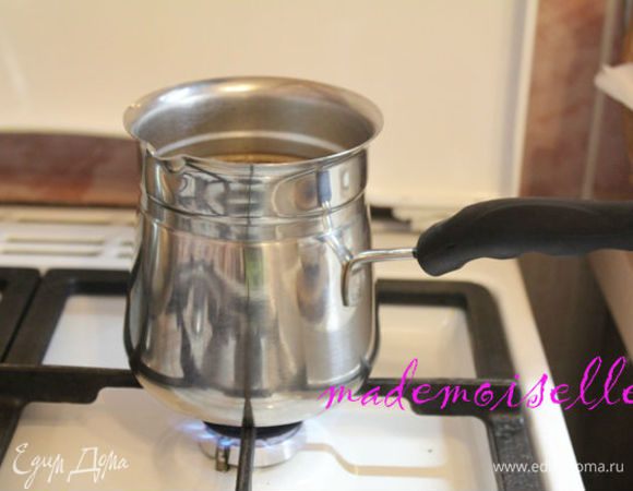 Сварить кофе в турке. Многие, наверное, знают, что варить кофе нужно особым способом – на медленном огне, не доводя до кипения, несколько раз доводя до образования пены и снимая с огня турку, таким образом, снова и снова повторяя процедуру. Кофе нужно обязательно смолоть в кофемолке мелко, чтобы приятно было его пить и на зубах не скрипели крошки. В сваренный кофе влить ликер Baileys.