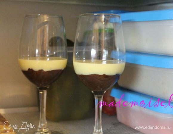 В бокалы уложить слоями шоколад. У меня легко, к примеру, застыл темный шоколад при комнатной температуре после микроволновой печи спустя минут 15, а вот белый пришлось уложить верхним слоем и поставить минут на 5 в холодильник. Эта процедура не обязательная, но для получения бесподобной красоты в бокале желательна.