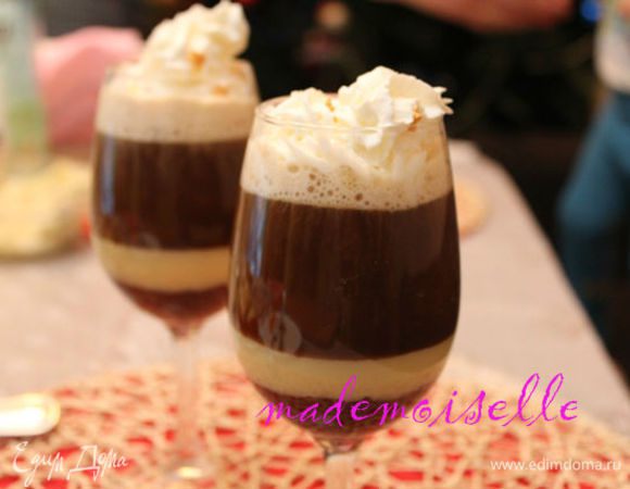 Последний этап перед подачей на стол. Нужно ловко в бокалы с шоколадом влить ароматный кофе, сверху аккуратно оформить взбитые сливки, украсить кондитерской посыпкой по желанию. Подавать бокалы с напитками нужно с соломинкой. 