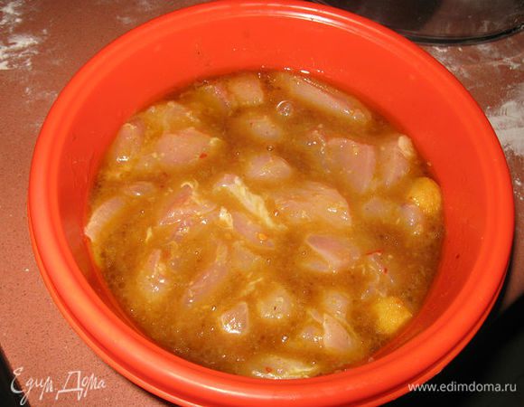 Готовим тесто( смешиваем все ингридиенты в колобок). Заворачиваем в пищевую пленку и кладем в холодильник на 30 минут. Тем временем филе курицы разрезаем на небольшие кусочки, солим и перчим ( я замариновала мясо на 5 часов в гранатовом маринаде).  