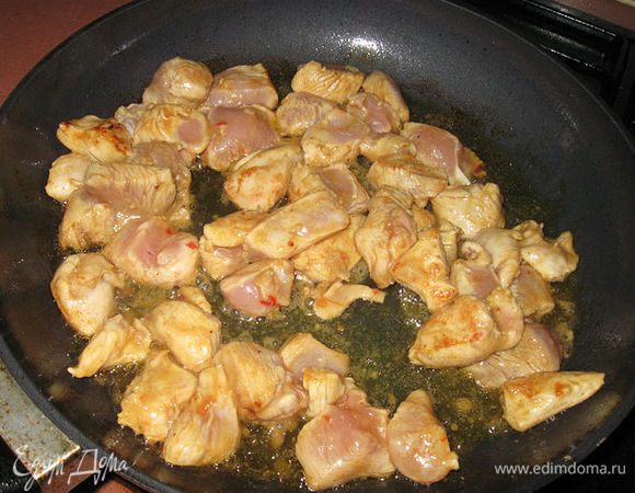 Обжариваем кусочки мяса в оливковом масле минут 6-8.