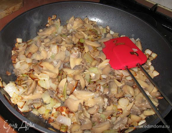 Затем обжариваем лук и грибы, остужаем 