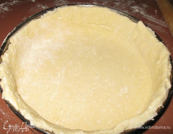 Разогреваем духовку до 175°C. Выложить тесто в форму для киша , сформировать бортик. 