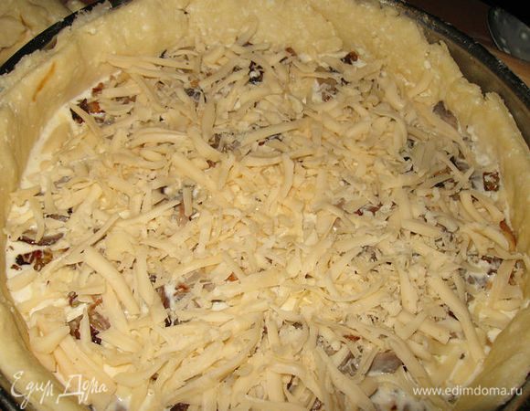 залить начинку и посыпать тертым сыром.