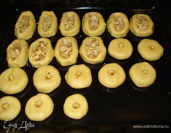 Добавить муку и тщательно перемешать,затем добавить яйца,разрыхлитель,ваниль,сахарную пудру и манну крупу,перемешать.
Затем берем небольшие порции и формируем шарики или лодочки.
Каждый шарик украшаем арахисом,а внутрь лодочки,измельченное ореховое ассорти.
Выкладываем все на противень,не смазывая его перед этим маслом.

