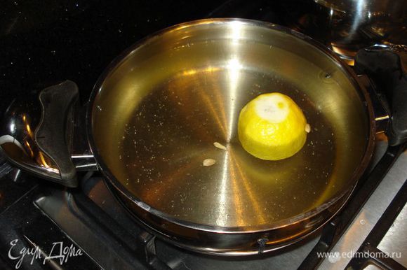 Теперь займемся щербетом,в кастрюлю вылить 3 стакана горячей воды,добавить сахар и выжать половинку лимона и отправить кипеть на медл огне 10 мин после этого дать щербету остыть до комнатной температуры