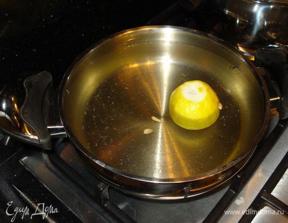 Теперь займемся щербетом,в кастрюлю вылить 3 стакана горячей воды,добавить сахар и выжать половинку лимона и отправить кипеть на медл огне 10 мин
после этого дать щербету остыть до комнатной температуры