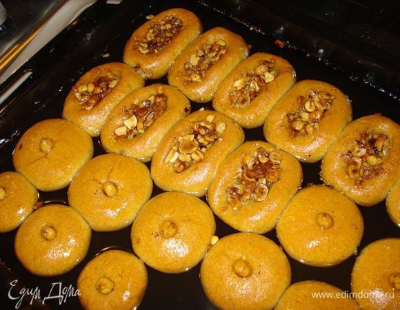 Когда наш десерт готов,а щербет остыл,не доставая из противня наши шекерпарешки,начинаем их заливать щербетом.После этого дать ему впитаться,и можно подавать к столу.
Приятнного аппетита!