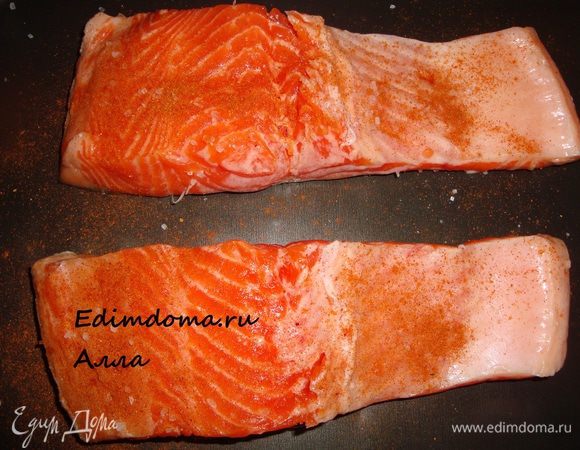 Положить полустейки в сухую посуду, в которой будем запекать, присолить, посыпать острым красным перцем...