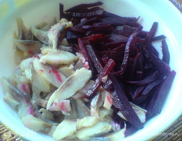 Свеклу порезать соломкой, филе сельди - тонкими пластиками поперёк тушки.