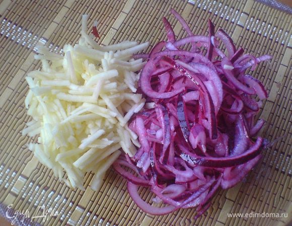 Лук порезать полукольцами, замариновать в соке 1 лимона на 30 мин. Яблоко очистить от кожуры и семян, порезать тонкой соломкой, сбрызнуть соком 1/2 лимона.