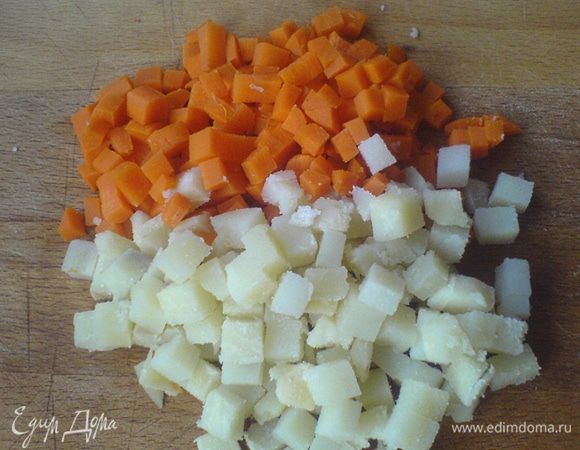 Картофель  порезать кубиком покрупнее, морковь - помельче.