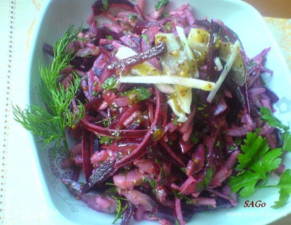 Для более лёгкой версии берём свеклу, сельдь, яблоко и лук в пропорции 2:2:1:1 и зелени побольше. В этом случае в заправке я использую фруктовый уксус, очень хорош малиновый винегар, к примеру.
Можно также взять заправку на основе йогурта: йогурт натуральный + горчица зернистая + мёд + специи по вкусу.