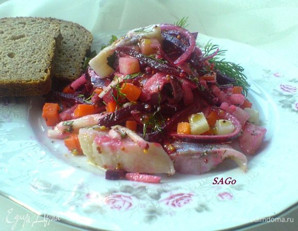 Вариант с морковью и картофелем мне тоже нравится, но хорошо, когда соблюдается пропорция свекла, морковь, картофель - 2:1:1. В таком варианте я для заправки беру винный уксус. Ещё неплохо в этой версии добавить солёный огурец (пряного посола) и заправить весь салат просто душистым подсолнечным маслом!