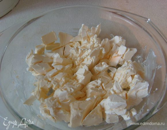 Растереть до мягкости маргарин (можно поставить на 20-30 сек в микроволновую печь)