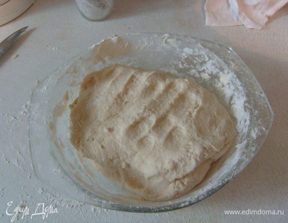 Добавить к маргарину воду, уксус, муку и замесить тесто, чтобы не приставало к рукам