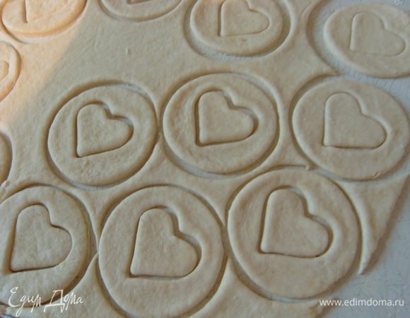 Раскатать тесто толщиной 0,5 см и вырезать печенье. Обязательно необходимо в печенье делать отверстие. Благодаря нему печенье хорошо пропекается и приобретает эффект "таяния во рту". Я вырезала печенье стаканом, а внутреннее отверстие маленькой выемкой для печенья