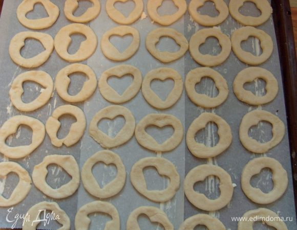 Застелить противень бумагой для выпекания и смазать ее жиром (маслом/маргарином). Выложить печенье. 