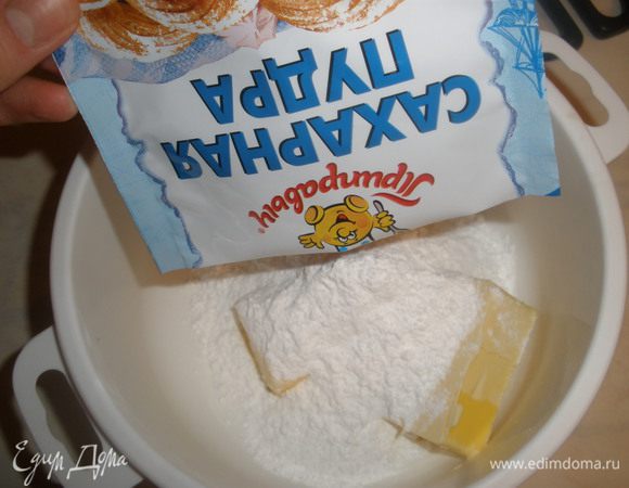 Миксером взбить добела масло и сахарную пудру.