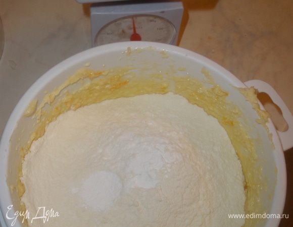 Вручную подмешать муку и разрыхлитель.