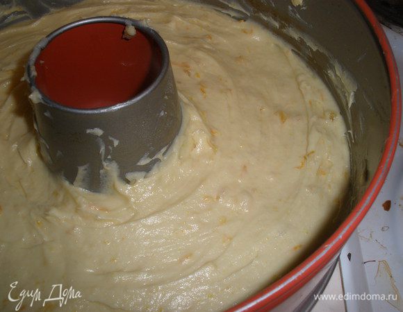 Выложить смесь в форму, смазанную сливочным маслом и поставить в разогретую до 180 градусов духовку. Выпекать 40 минут, проверяя готовность зубочисткой.