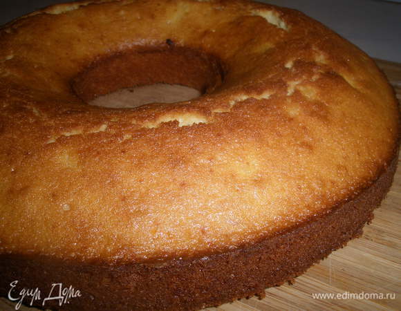 Выложить кекс, дать ему постоять 15 минут. Проколоть в нескольких местах зубочисткой.