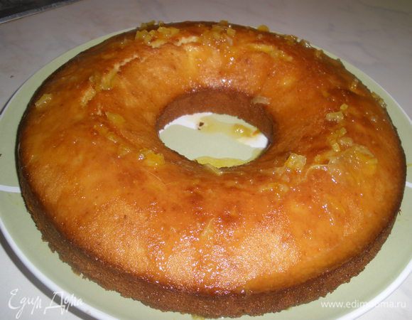 Смешать разогретый апельсиновый сок с оставшимся конфитюром и обильно смазать им наш кекс.