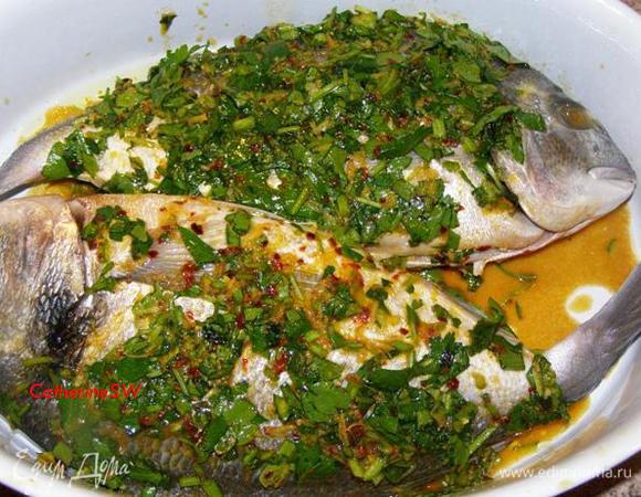 Маринад распределим по всей рыбе, внутри тушки тоже. Оставим мариноваться (лучше часа два-три в холодильнике). У меня рыба мариновалась всего полчаса и этого было недостаточно