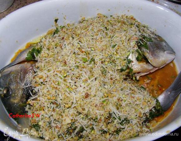 Разогреем духовку до 250 градусов. Форму смажем маслом. Выложим рыбу, посыпем рыбу сырно-ореховой смесью