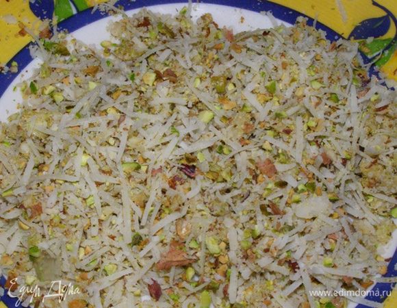 Потрем сыр, измельчим чеснок. Смешаем вместе сыр, чеснок, орехи. Панировка готова