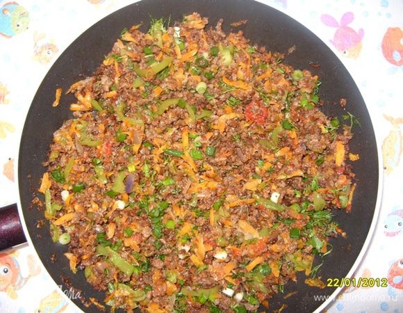 Обжариваем мясной фарш, затем добавляем к нему лук, перец, морковку (через тёрку) и помидоры (в конце-и тоже через тёрку).
Когда всё обжарится снимаем с огня и добавляем мелко нарезанную зелень.