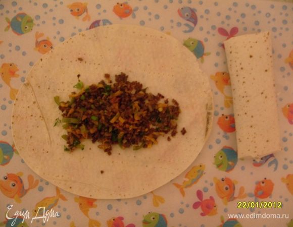 Полученную массу положить в центр лаваша продольно и свернуть как конвертик, обжарить с обеих сторон.
ПРИЯТНОГО АППЕТИТА!